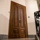 Raggiungiamo il piano attico e accediamo all�appartamento attraverso un�antica porta in legno a due battenti